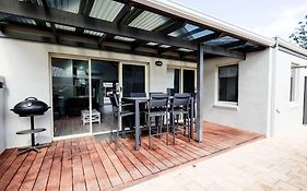 Salt & Pepper; Beautiful Town House In Margs!